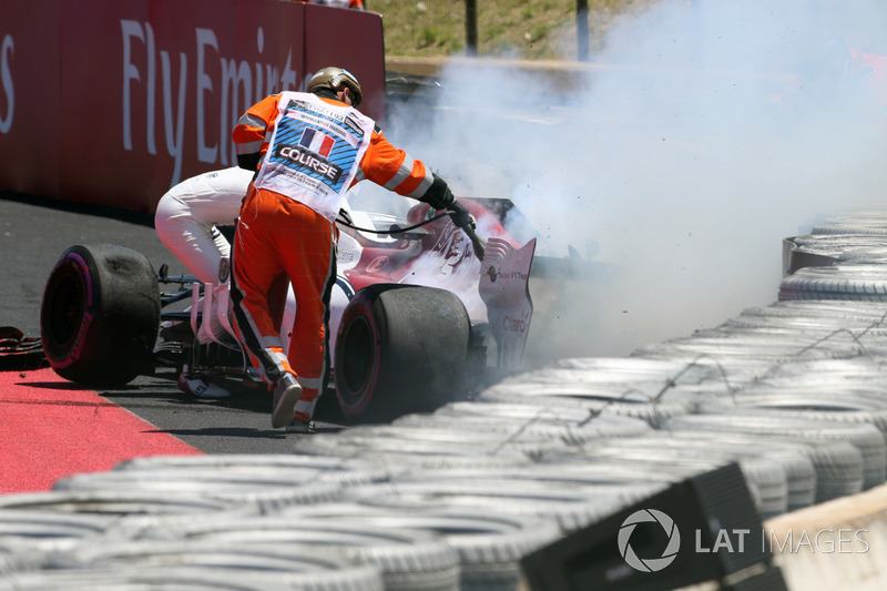 Marcus Ericsson, Sauber C37 va a sbattere nelle FP1 e prende fuoco