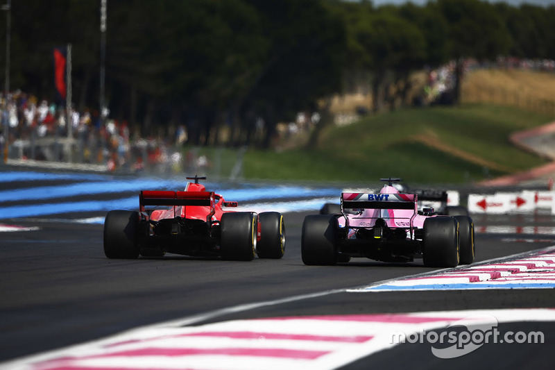 Sebastian Vettel, Ferrari SF71H, passe Sergio Perez, Force India VJM11