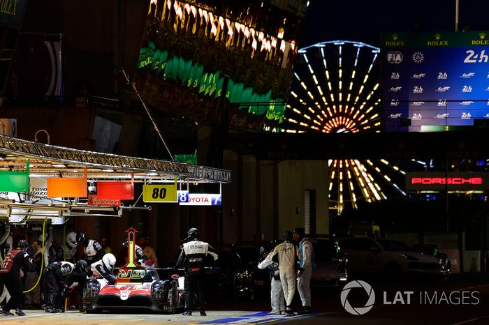 #7 Toyota Gazoo Racing Toyota TS050: Mike Conway, Kamui Kobayashi, Jose Maria Lopez, pit stop