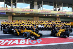 Carlos Sainz Jr., Renault Sport F1 Team e Nico Hulkenberg, Renault Sport F1 Team nella foto di gruppo del Team Renault