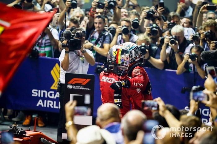 Il vincitore della gara Sebastian Vettel, Ferrari e Charles Leclerc, Ferrari festeggiano al Parc Ferme