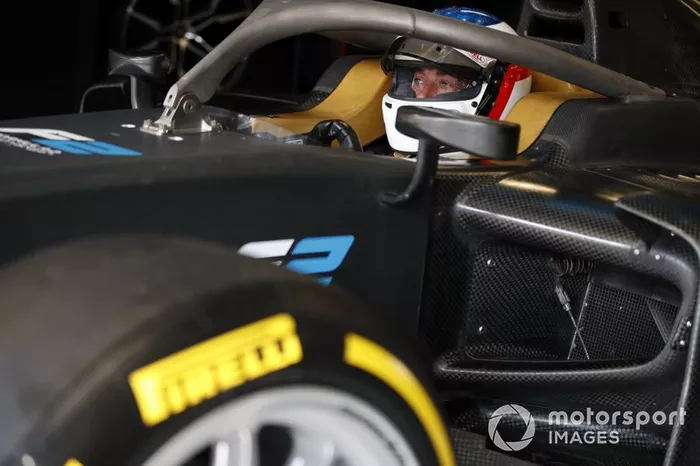 Jean Alesi prueba los nuevos neumáticos Pirelli de 18 pulgadas para las próximas temporada de F2 