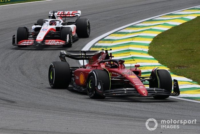 Carlos Sainz, Ferrari F1-75, Kevin Magnussen, Haas VF-22