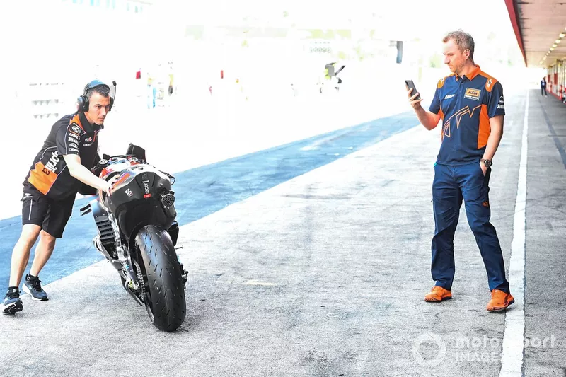 Il tecnico KTM fotografa la moto Aprilia