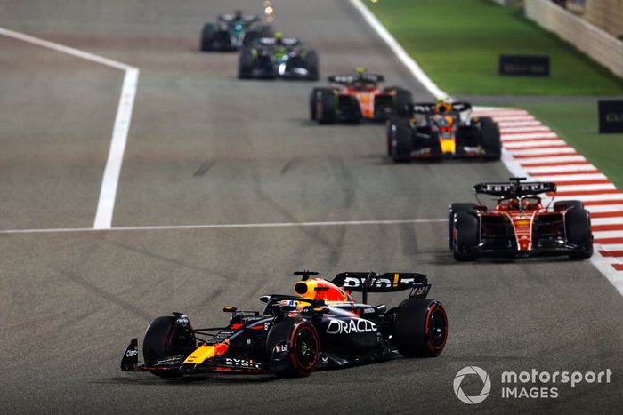 Max Verstappen, Red Bull Racing RB19, lidera Charles Leclerc, Ferrari SF-23, y Sergio Pérez, Red Bull Racing RB19.