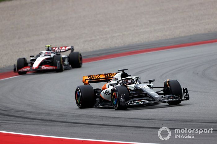 Oscar Piastri, McLaren MCL60, Nico Hulkenberg, Haas VF-23