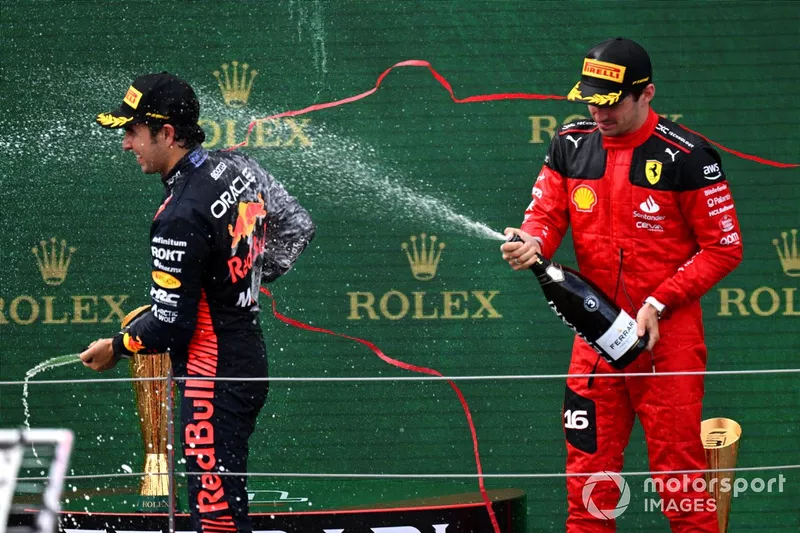 Sergio Perez, Red Bull Racing, 3° posizione, Charles Leclerc, Scuderia Ferrari, 2° posizione, spray Champagne sul podio