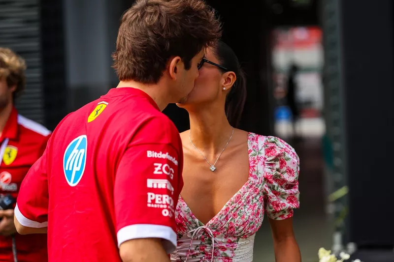 Charles Leclerc, Ferrari avec sa compagne, Alexandra Saint Mleux 