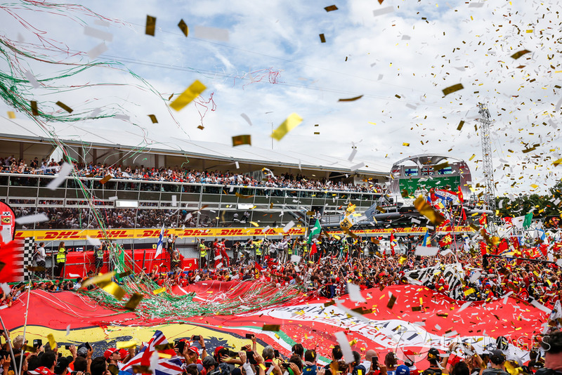 El público ante el podio de Monza