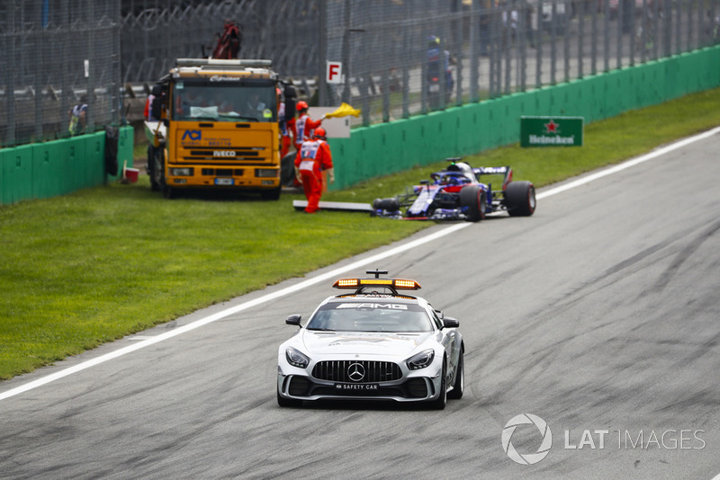 Safety car passes the wreck of Brendon Hartley's Toro Rosso STR13