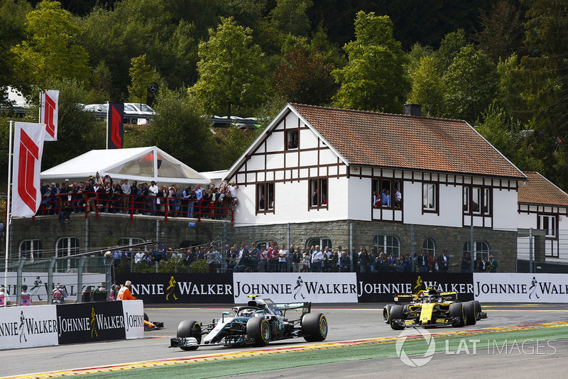 Valtteri Bottas, Mercedes AMG F1 W09, za nim Nico Hülkenberg, Renault Sport F1 Team R.S. 18, okrążenie rozgrzewkowe