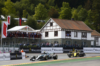 Valtteri Bottas, Mercedes AMG F1 W09, et Nico Hulkenberg, Renault Sport F1 Team R.S. 18, dans le tour de formation
