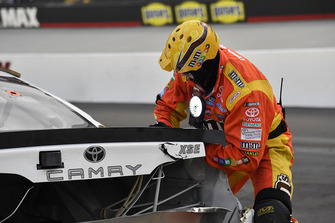 Kyle Busch, Joe Gibbs Racing, Toyota Camry M&M's White Chocolate crew