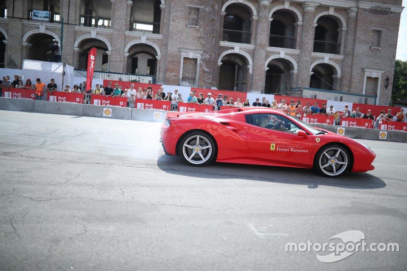 Марк Жене за кермом Ferrari