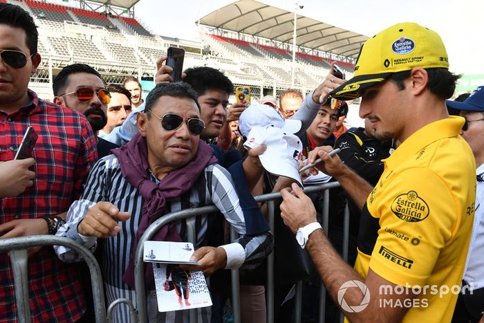 Carlos Sainz Jr., Renault Sport F1 Team firma autógrafos para los aficionados.