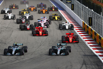 Start, Valtteri Bottas, Mercedes AMG F1 W09 leidt voor Lewis Hamilton, Mercedes AMG F1 W09, en Sebastian Vettel, Ferrari SF71H