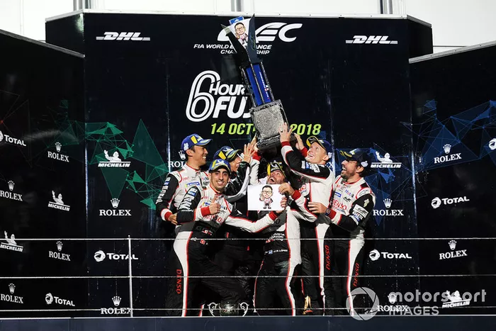 Podio LMP1: los ganadores Mike Conway, Kamui Kobayashi, Jose Maria Lopez, Toyota Gazoo Racing, y los segundos Sebastien Buemi, Kazuki Nakajima, Fernando Alonso, Toyota Gazoo Racing