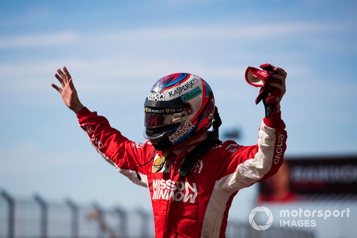 Ganador Kimi Raikkonen, Ferrari, celebra en Parc Ferme