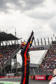 Il vincitore della gara Max Verstappen, Red Bull Racing, festeggia nel parco chiuso