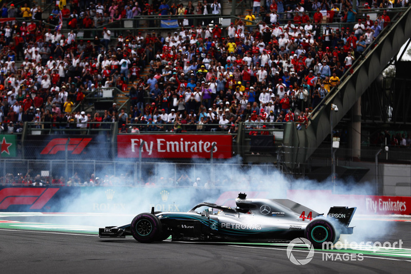 2018 F1 Dünya Şampiyonu Lewis Hamilton, Mercedes AMG F1 donut yapıyor
