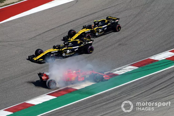 Sebastian Vettel, Ferrari SF71H hace un trompo después del contacto con Daniel Ricciardo, Red Bull Racing RB14