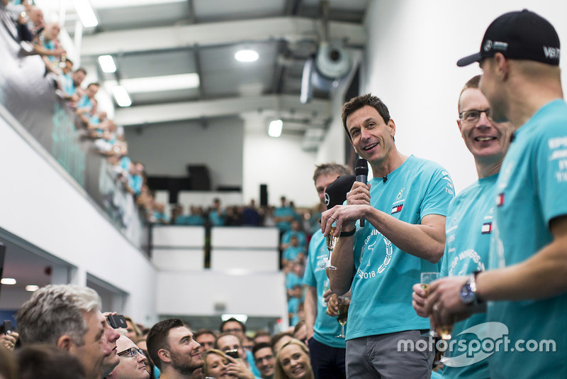 Mercedes AMG F1 viert de wereldtitels van 2018