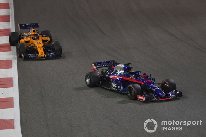 Brendon Hartley, Toro Rosso STR13 y Fernando Alonso, McLaren MCL33 