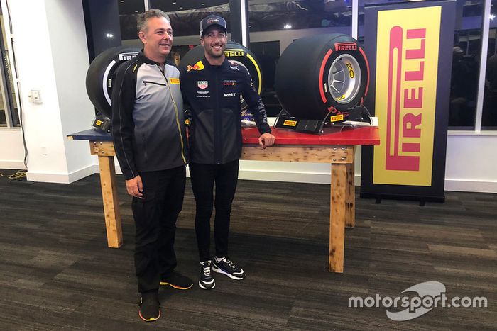 Mario Isola, director deportivo de Pirelli con
Daniel Ricciardo, Red Bull Racing