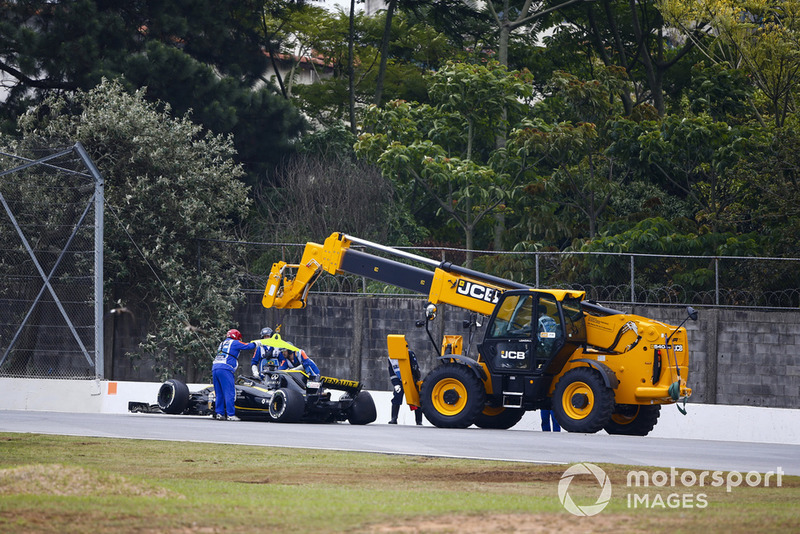 I marshal rimuovono la monoposto incidentata di Nico Hulkenberg Renault Sport F1 Team R.S. 18, nelle FP2