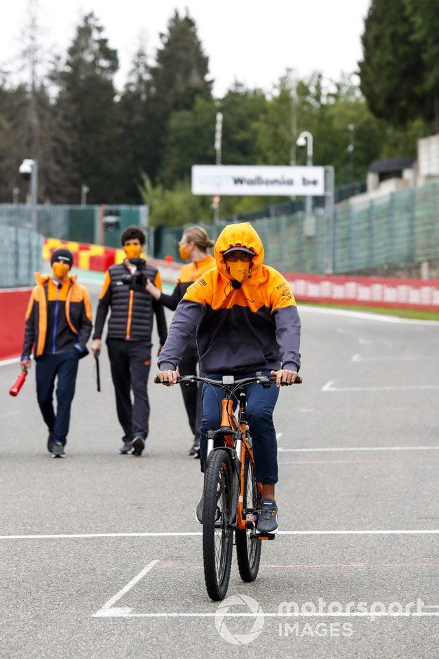 Carlos Sainz Jr., McLaren, recorre la pista en bici
