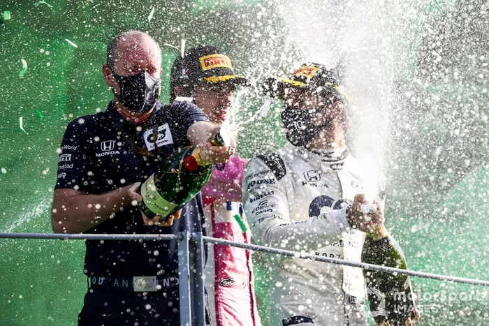 Podio: representante de AlphaTauri, ganador Pierre Gasly, AlphaTauri, y tercer lugar Lance Stroll, Racing Point