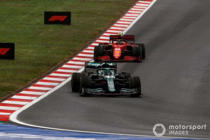 Lance Stroll, Aston Martin AMR21, Carlos Sainz Jr., Ferrari SF21