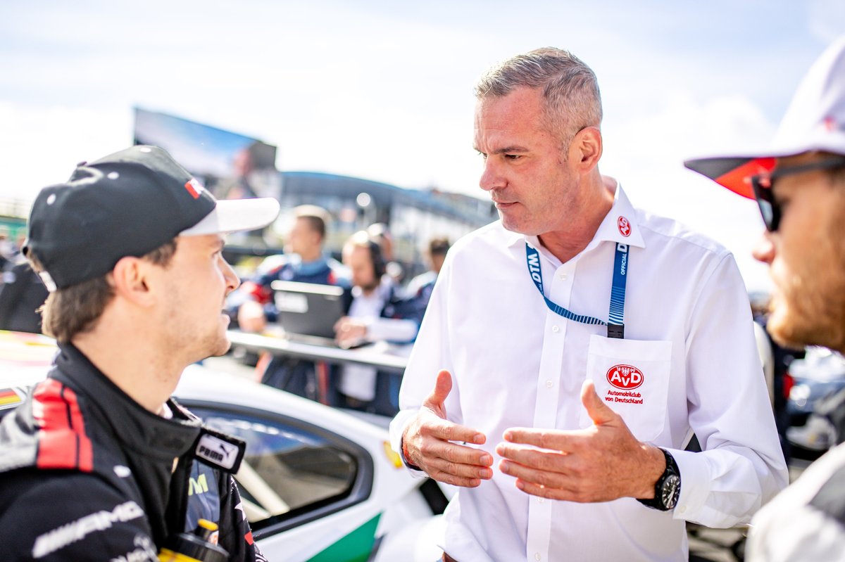 Niels Wittich (right) talks to Lucas Auer