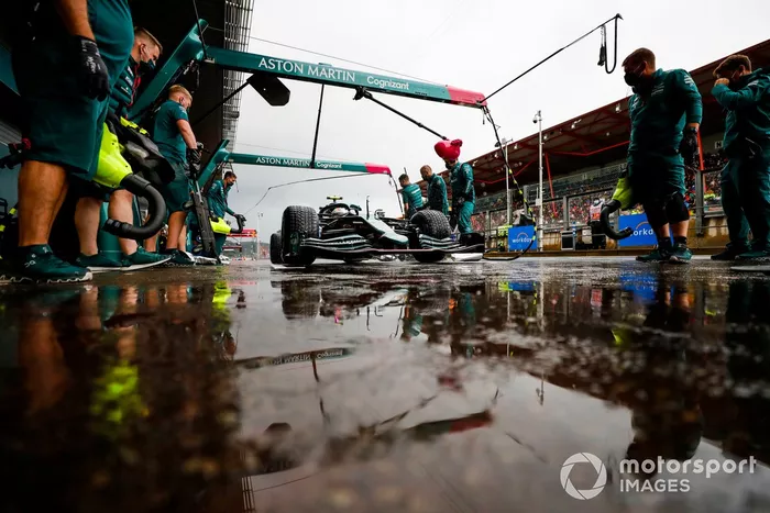 Sebastian Vettel, Aston Martin AMR21, en pits 