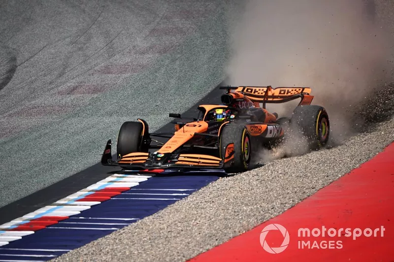 Oscar Piastri, McLaren MCL38, roule dans les graviers