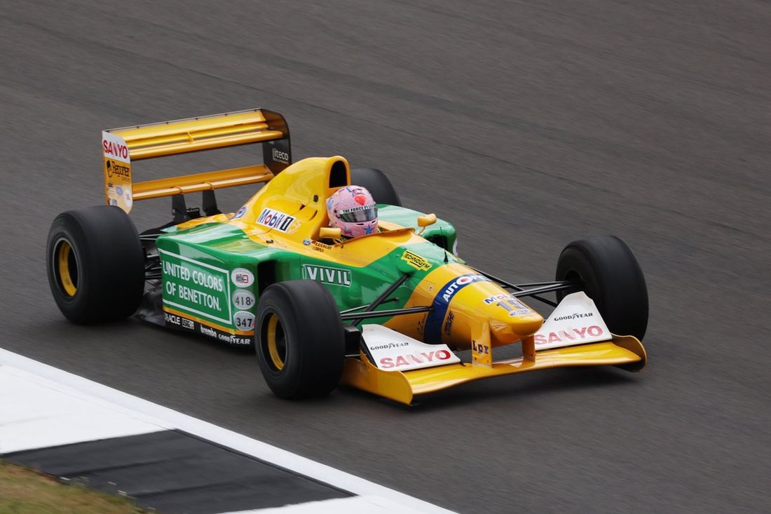 Ford Benetton B193, prowadzony przez Lorinę McLoughlin, bierze udział w pokazie historycznych bolidów F1.