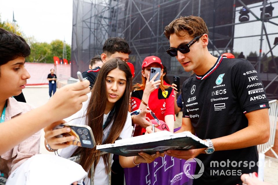 George Russell, Mercedes-AMG F1 Team, podpisuje autografy dla fanów