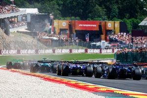 Lance Stroll, Aston Martin AMR24, Yuki Tsunoda, RB F1 Team VCARB 01, Logan Sargeant, Williams FW46, el resto de la parrilla en la primera vuelta.