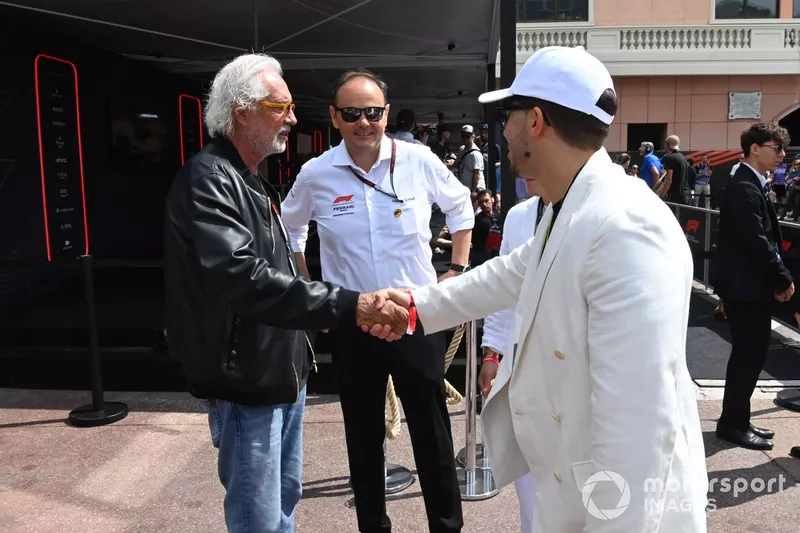 Flavio Briatore visite le paddock