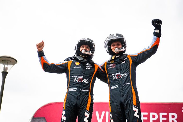 Ganadores Ott Tanak, Martin Jarveoja, Hyundai World Rally Team Hyundai i20 N Rally1