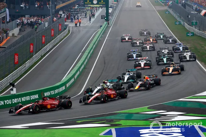Charles Leclerc, Ferrari F1-75, Carlos Sainz, Ferrari F1-75, Lewis Hamilton, Mercedes W13, Sergio Pérez, Red Bull Racing RB18, George Russell, Mercedes W13, el resto en la salida