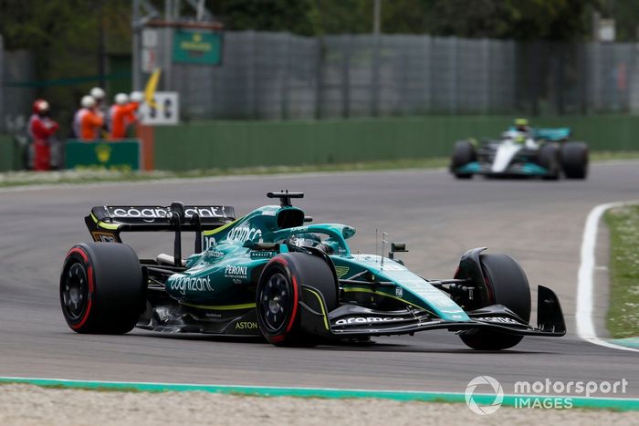 Lance Stroll, Aston Martin AMR22, Lewis Hamilton, Mercedes W13