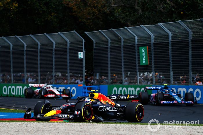 Sergio Pérez, Red Bull Racing RB18, Esteban Ocon, Alpine A522, Kevin Magnussen, Haas VF-22