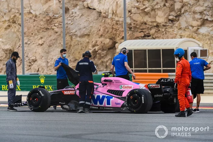 Los oficiales de pista asiste el coche de Esteban Ocon, Alpine A522
