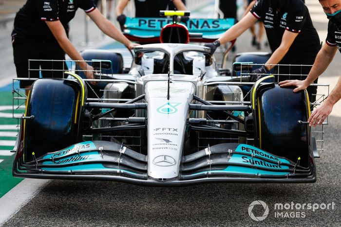 Mecánicos con el coche de Lewis Hamilton, Mercedes W13