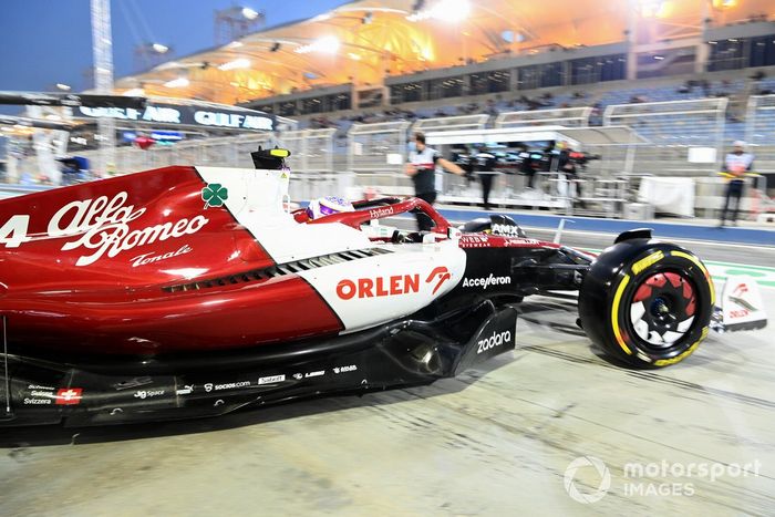 Guanyu Zhou, Alfa Romeo C42, sale del garaje