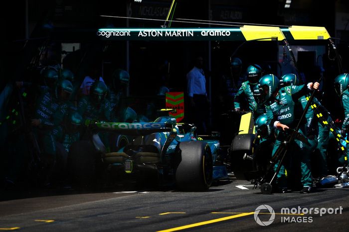 Sebastian Vettel, Aston Martin AMR22, hace una parada en boxes