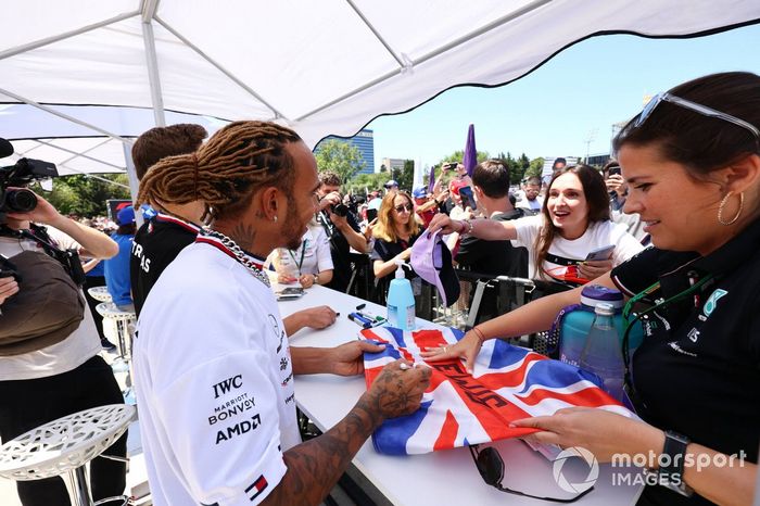 George Russell, Mercedes-AMG, Lewis Hamilton, Mercedes-AMG firmando autógrafos