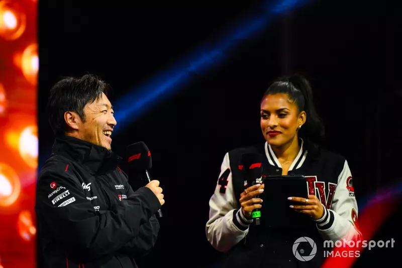 Ayao Komatsu, directeur de l'équipe Haas F1 Team, est interviewé sur scène.