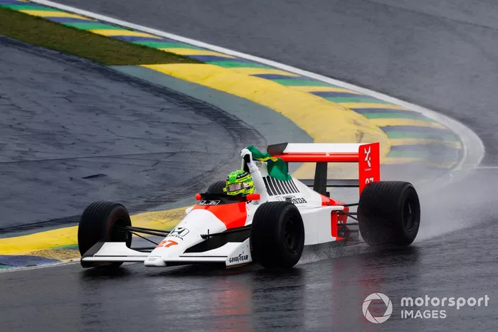 Lewis Hamilton conduce el McLaren MP4/5B de Ayrton Senna